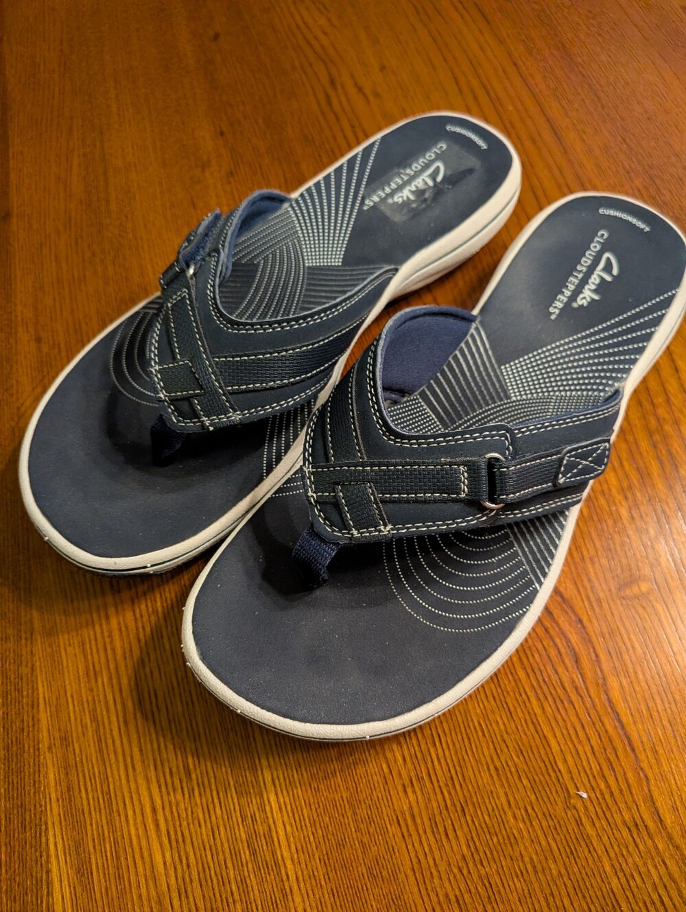 Clarks Women’s Navy Blue Strap Flip-Flops with White Trim, 8